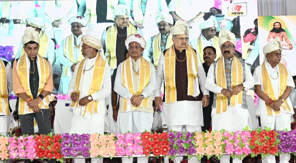 The Chief Minister performed the ground breaking ceremony for 16 development works at Bhandapuri Dham and took blessings at the Guru Darshan and Sant Samagam fair.