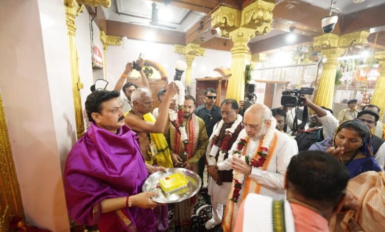 केंद्रीय गृह मंत्री अमित शाह और मुख्यमंत्री विष्णुदेव साय ने मां दंतेश्वरी के मंदिर में पूजा-अर्चना कर देश-प्रदेश की खुशहाली की कामना की 1 Union Home Minister Amit Shah and Chief Minister Vishnudev Sai prayed at the Maa Danteshwari temple and prayed for the prosperity of the country and the state.