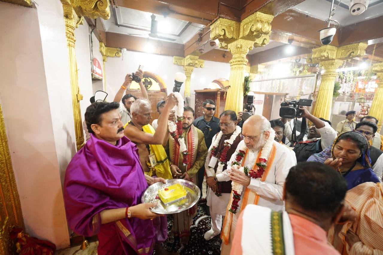 Union Home Minister Amit Shah and Chief Minister Vishnudev Sai prayed at the Maa Danteshwari temple and prayed for the prosperity of the country and the state.