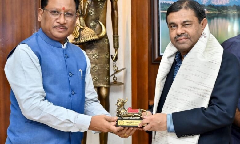 इसरो वैज्ञानिकों ने की मुख्यमंत्री से मुलाकात, स्पेस गैलरी और इंटर्नशिप पर हुई चर्चा 1 ISRO scientists met the Chief Minister, discussed space gallery and internship