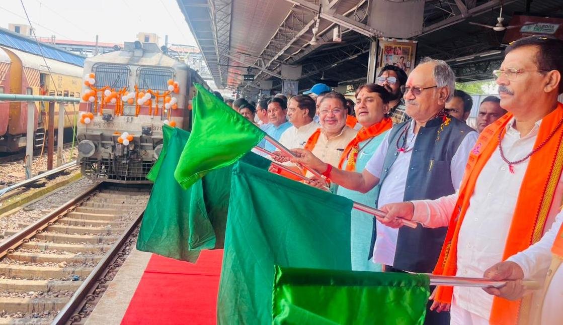 Pilgrimage to Ayodhya Dham departs from Raipur, atmosphere of enthusiasm among devotees