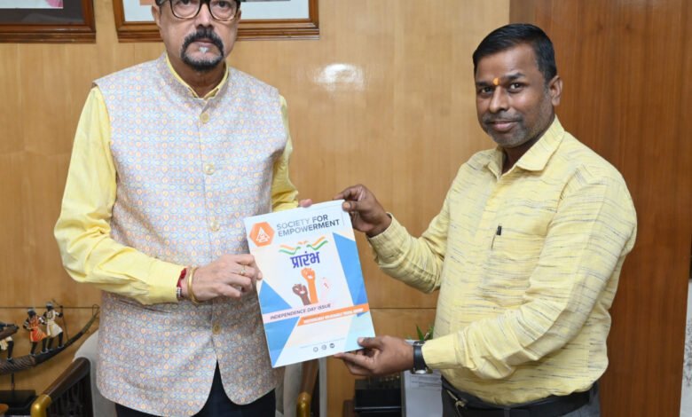 राज्यपाल को भेंट की गई 'प्रारंभ' पत्रिका, विशेषांक में झलकती हैं विशेष पिछड़ी जनजातियों की आवाज़ 1 The magazine 'Prarambh' was presented to the Governor; the special issue reflects the voices of the marginalized tribes.
