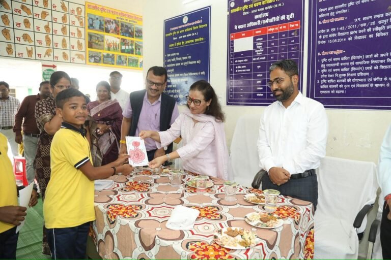 Additional Secretary Deshmukh visits Kanker, inspects coaching institute and central library, interacts with differently-abled children
