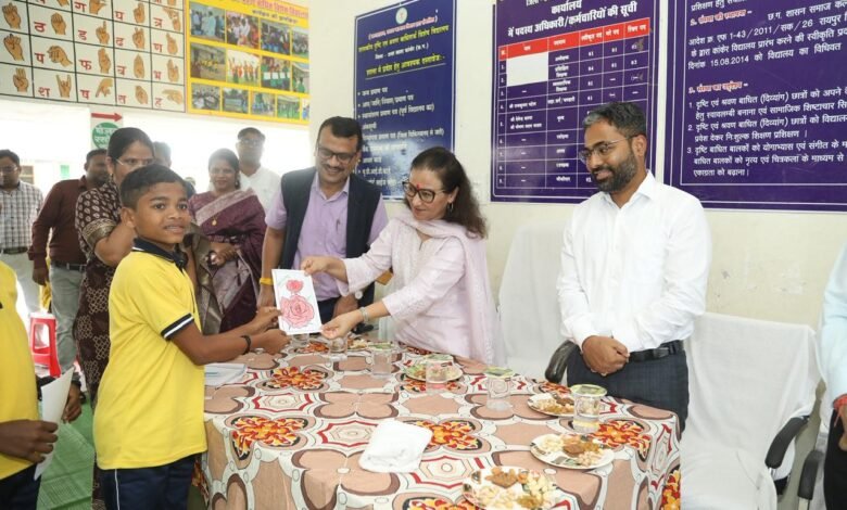 अतिरिक्त सचिव देशमुख का कांकेर दौरा, कोचिंग संस्थान और सेंट्रल लाइब्रेरी का निरीक्षण, दिव्यांग बच्चों से संवाद 1 Additional Secretary Deshmukh visits Kanker, inspects coaching institute and central library, interacts with differently-abled children