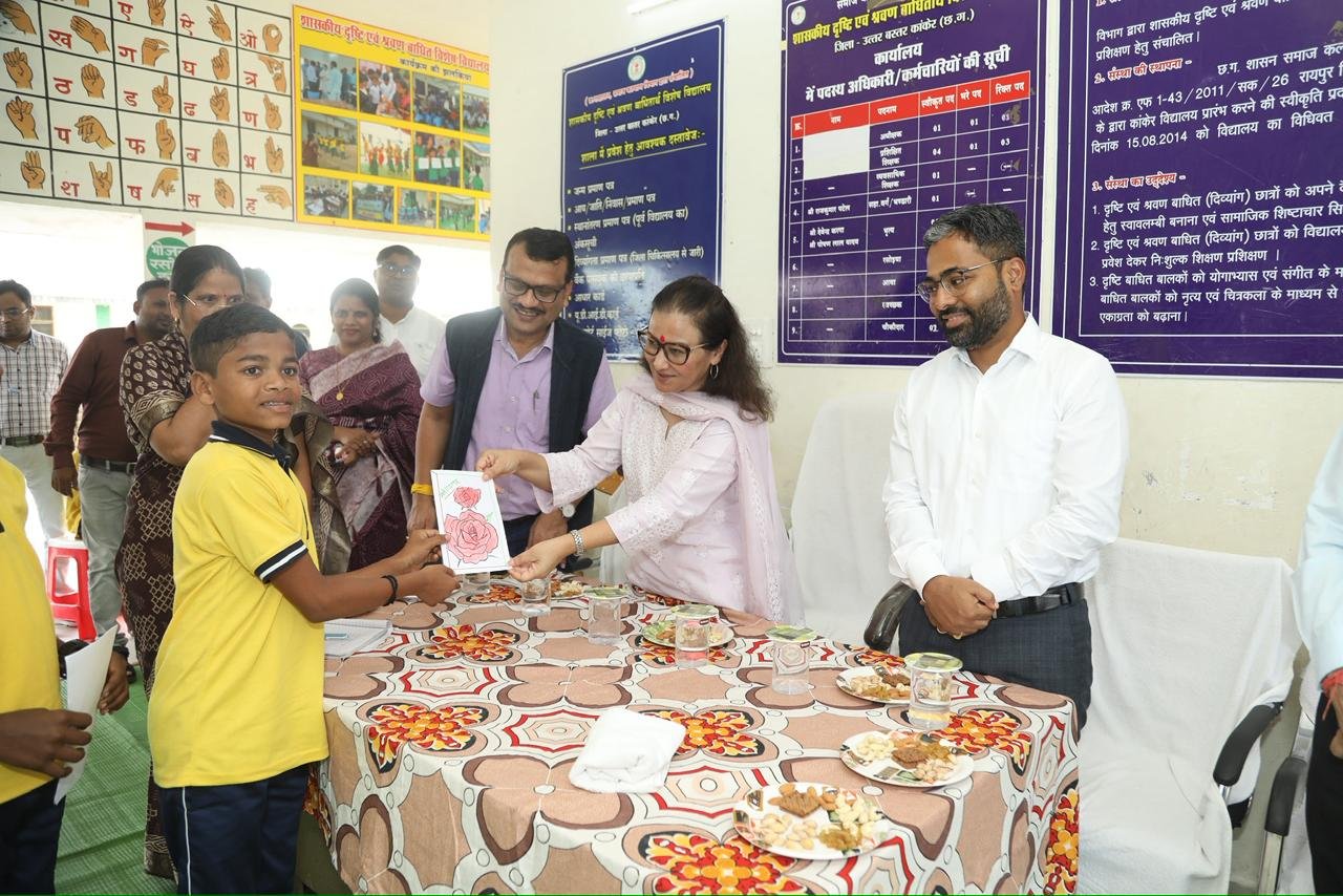 Additional Secretary Deshmukh visits Kanker, inspects coaching institute and central library, interacts with differently-abled children