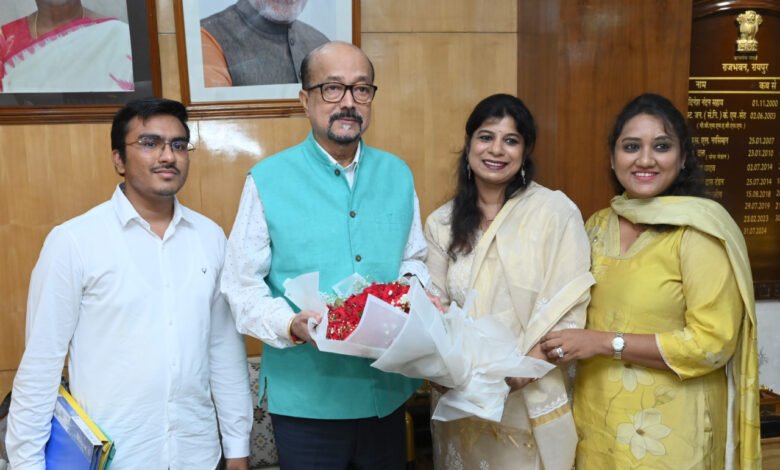 राज्यपाल रमेन डेका से कैट महिला इकाई दुर्ग की अध्यक्ष पायल जैन ने की भेंट 1 CAT Women's Unit Durg President Payal Jain met Governor Ramen Deka