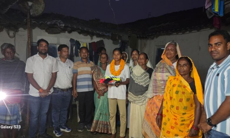 Poonam from Surajpur selected in the national football team, creating history in both studies and sports