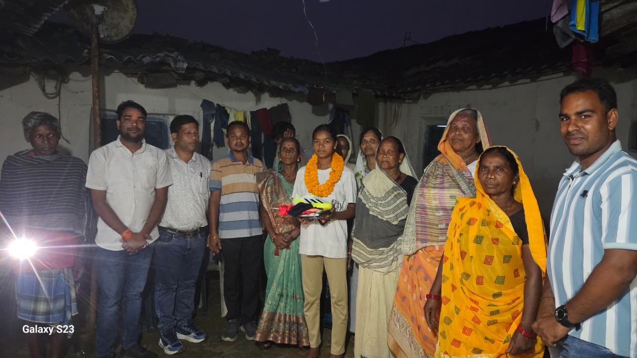 Poonam from Surajpur selected in the national football team, creating history in both studies and sports