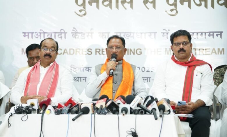 बस्तर में 210 माओवादियों का आत्मसमर्पण — विश्वास, विकास और शांति की नई शुरुआत 1 210 Maoists surrender in Bastar – a new beginning of trust, development and peace