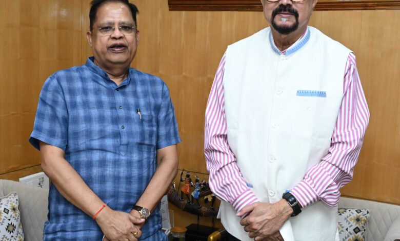 राज्यपाल रमेन डेका से मुलाकात, विधायक अमर अग्रवाल ने दी दीपावली की शुभकामनाएं 1 MLA Amar Agrawal met Governor Ramen Deka and extended Diwali greetings.