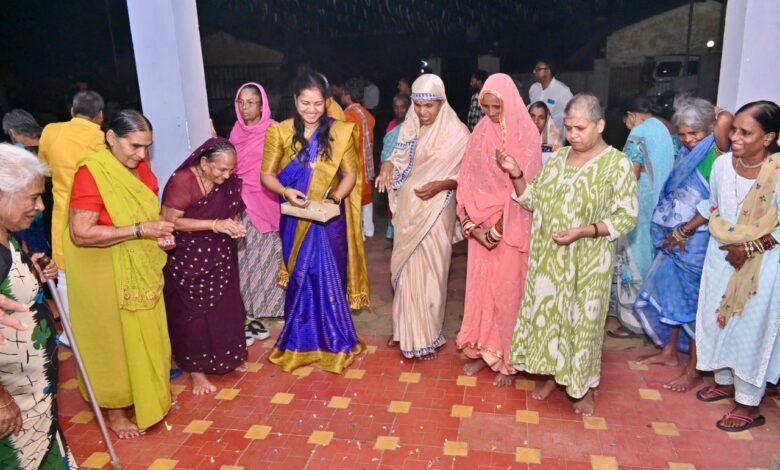 दीपावली पर वृद्धाश्रम पहुँची लक्ष्मी राजवाड़े, बुजुर्गों संग बाँटी खुशियाँ, दिए वस्त्र-उपहार, युवाओं से जुड़ने की अपील 1 Lakshmi Rajwade visited an old age home on Diwali, shared happiness with the elderly, gave them gifts of clothes, and appealed to the youth to join in.