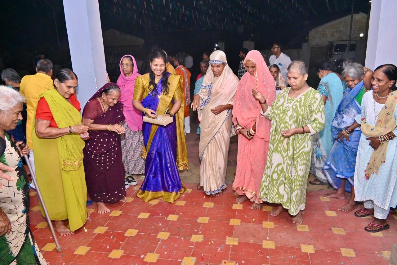 Lakshmi Rajwade visited an old age home on Diwali, shared happiness with the elderly, gave them gifts of clothes, and appealed to the youth to join in.