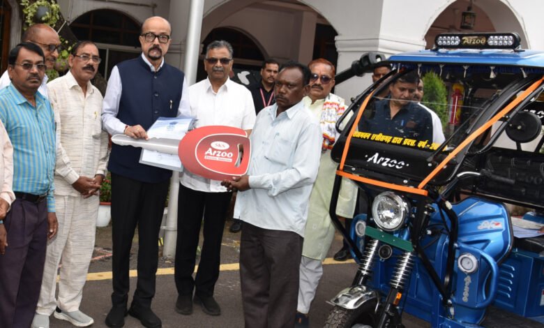 राज्यपाल रमेन डेका ने सरस्वती शिक्षा संस्थान को चार ई-रिक्शे भेंट किए 1 Governor Ramen Deka presented four e-rickshaws to Saraswati Shiksha Sansthan