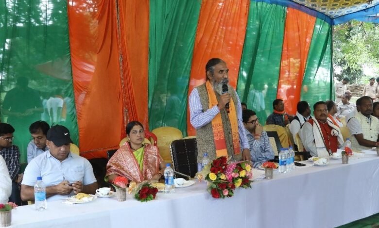 सांसद भोजराज नाग ने ग्राम विकास कार्यों के लिए सांसद निधि से 10 लाख रूपए प्रदान करने की घोषणा की 1 MP Bhojraj Nag announced to provide Rs 10 lakh from MP fund for village development works.