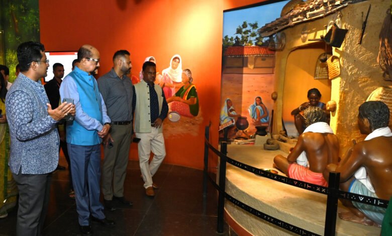 राज्यपाल रमेन डेका ने लिया शहीद वीर नारायण सिंह जनजातीय स्वतंत्रता सेनानी स्मारक सह-संग्रहालय का जायजा 1 Governor Ramen Deka inspected the Martyr Veer Narayan Singh Tribal Freedom Fighter Memorial cum Museum.