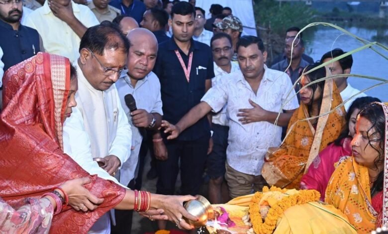 छठ महापर्व पर मुख्यमंत्री विष्णु देव साय ने दुलदुला घाट में अर्घ्य अर्पित किया, छठ घाट के सौंदर्यीकरण की घोषणा 1 On the occasion of Chhath Mahaparva, Chief Minister Vishnu Dev Sai offered Arghya at Duldula Ghat, announced the beautification of Chhath Ghat.