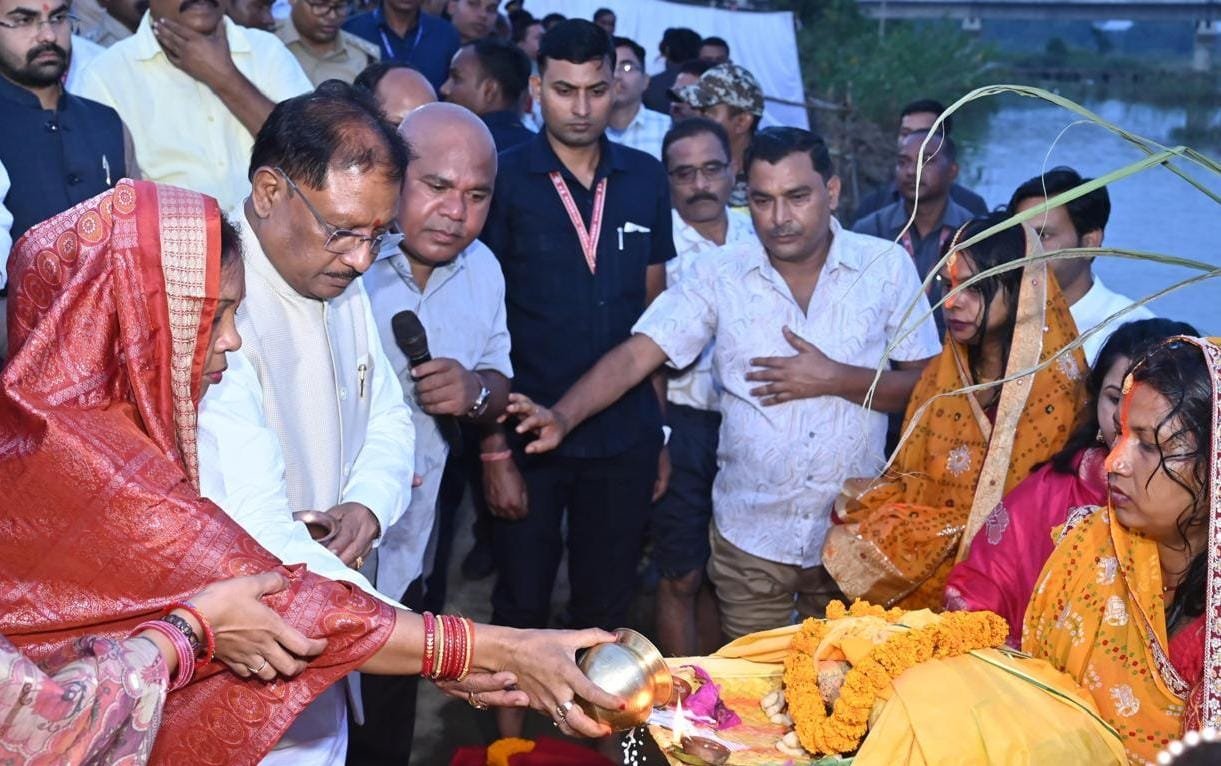 On the occasion of Chhath Mahaparva, Chief Minister Vishnu Dev Sai offered Arghya at Duldula Ghat, announced the beautification of Chhath Ghat.