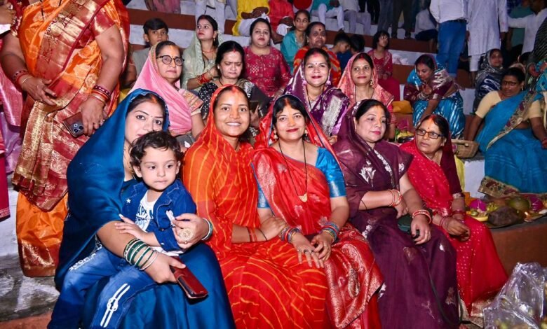 छठ पर्व पर लक्ष्मी राजवाड़े ने सूर्य देव को अर्घ्य अर्पित किया, कहा– छठ पूजा आस्था, पर्यावरण और परिवार का प्रतीक 1 Lakshmi Rajwada offered prayers to the Sun God on the occasion of Chhath festival, saying – Chhath Puja is a symbol of faith, environment and family.