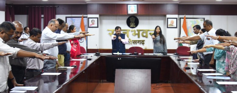 राजभवन में अधिकारियों-कर्मचारियों ने लिया ईमानदारी और पारदर्शिता का संकल्प 1 Officials and employees at Raj Bhavan took a pledge of honesty and transparency.