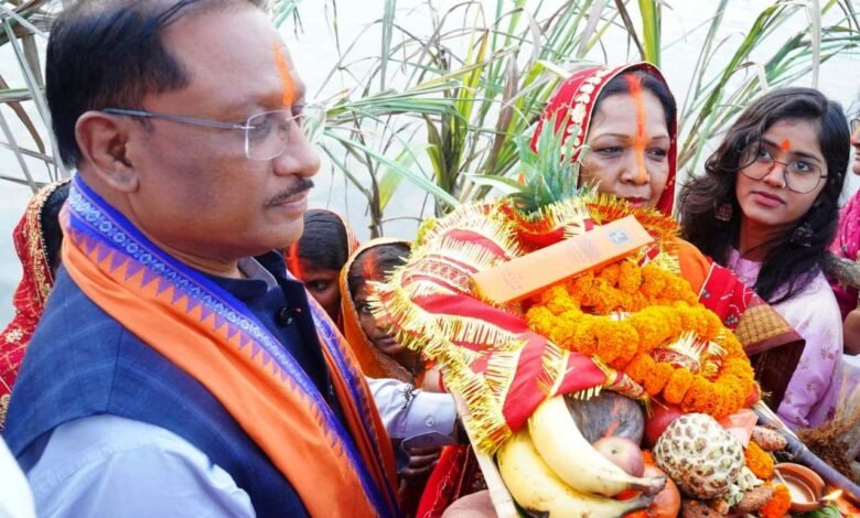 कुनकुरी छठ घाट पर छठ महापर्व का भव्य आयोजन, मुख्यमंत्री ने दिया उगते सूर्य को अर्घ्य 1 A grand celebration of the Chhath festival was held at Kunkuri Chhath Ghat, where the Chief Minister offered prayers to the rising sun.