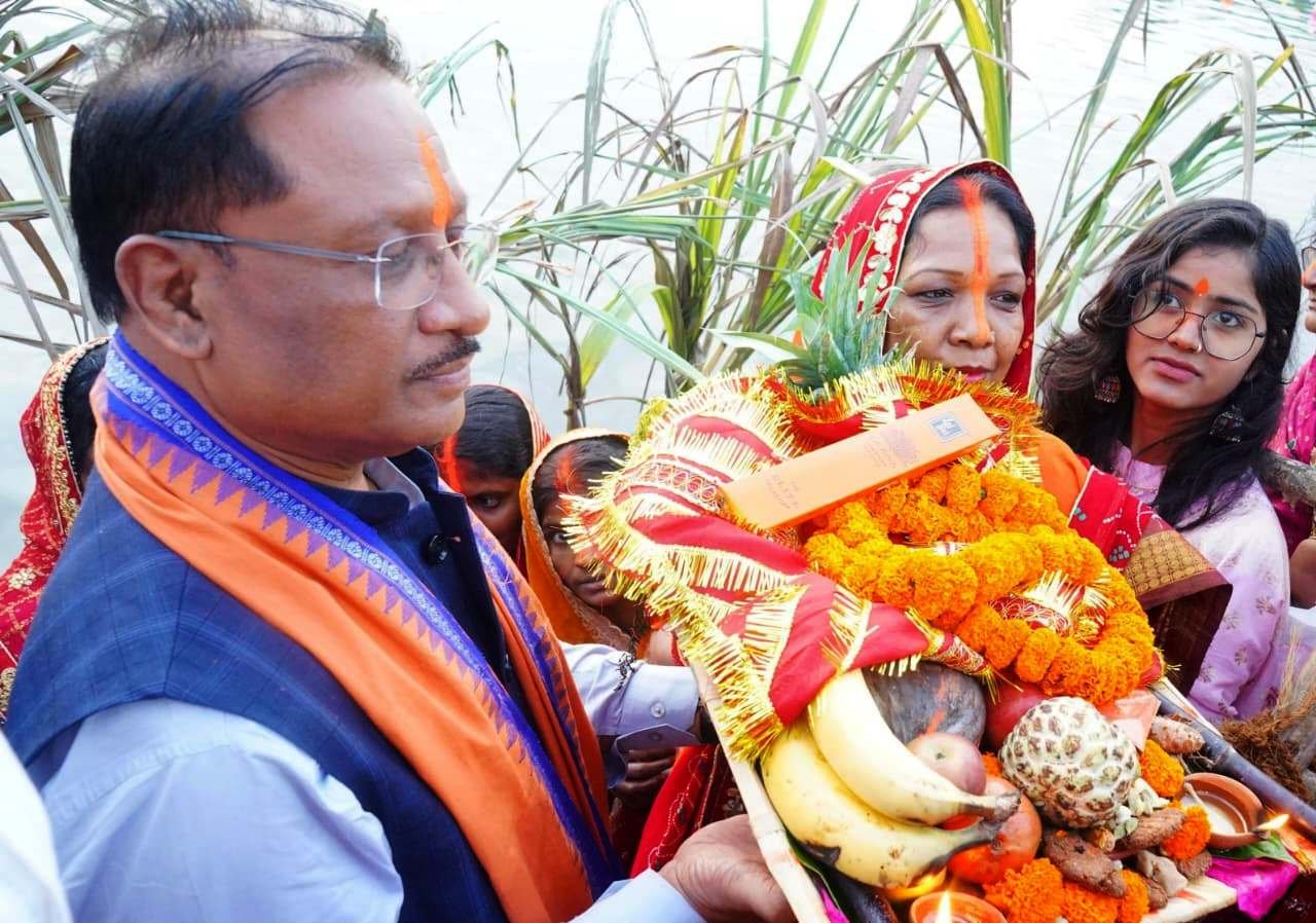 A grand celebration of the Chhath festival was held at Kunkuri Chhath Ghat, where the Chief Minister offered prayers to the rising sun.