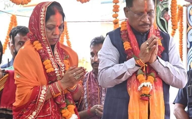 मुख्यमंत्री ने कुनकुरी जगन्नाथ मंदिर में किया भव्य पूजा-अर्चना, 51 हजार तुलसी दल अर्पित 1 The Chief Minister performed a grand puja at the Kunkuri Jagannath Temple and offered 51,000 Tulsi leaves.
