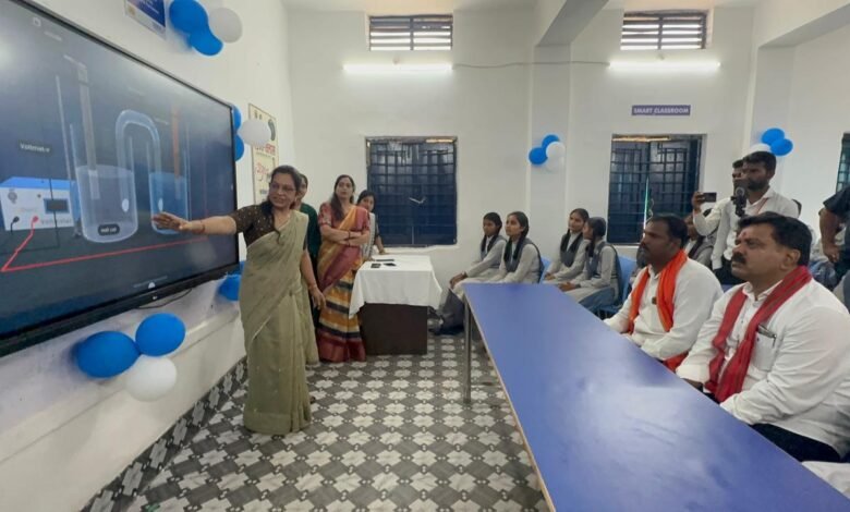 Smart classes started in 17 government schools of Kawardha, a new initiative of digital revolution in education.