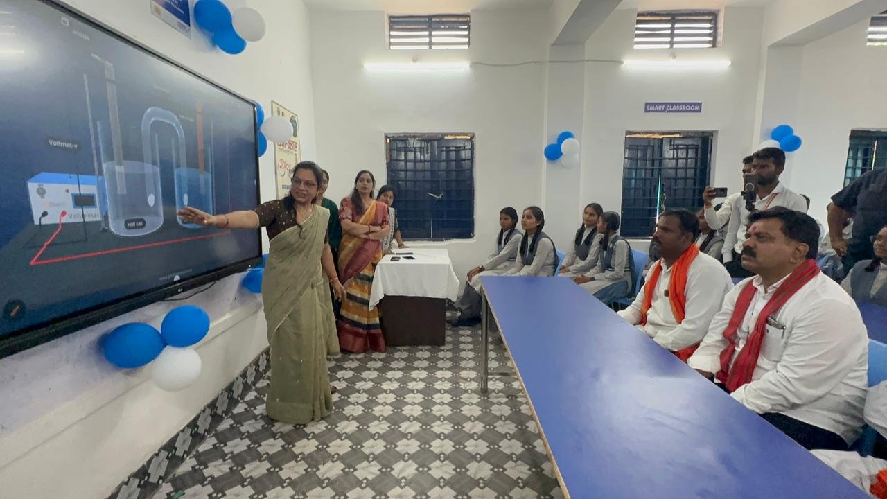 Smart classes started in 17 government schools of Kawardha, a new initiative of digital revolution in education.