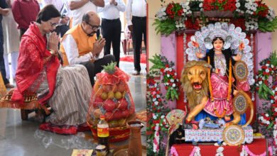 राज्यपाल रमेन डेका दंपति ने महाकालीबाड़ी मंदिर में की मां जगतधात्री की आराधना 2 Photo of राज्यपाल रमेन डेका दंपति ने महाकालीबाड़ी मंदिर में की मां जगतधात्री की आराधना