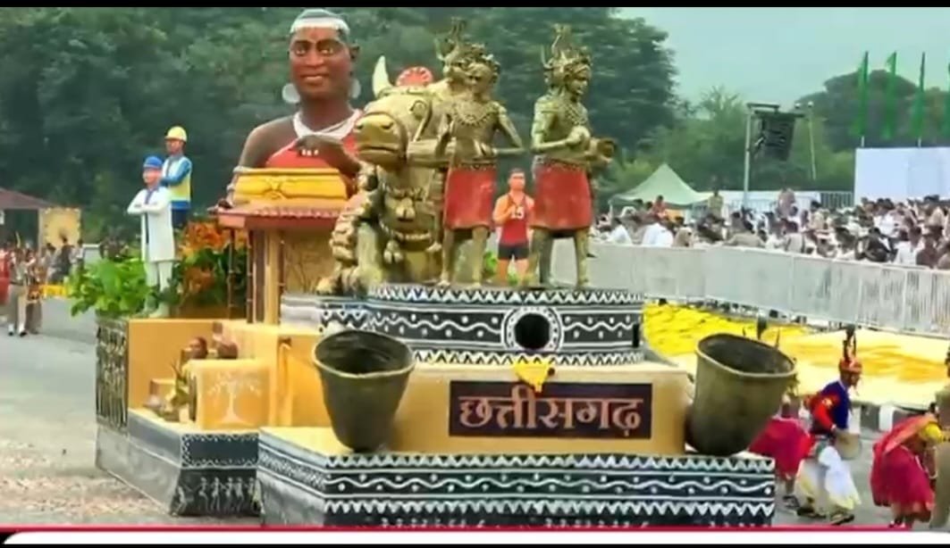 Bastar's tableau spread the colors of culture and development in the unity parade.