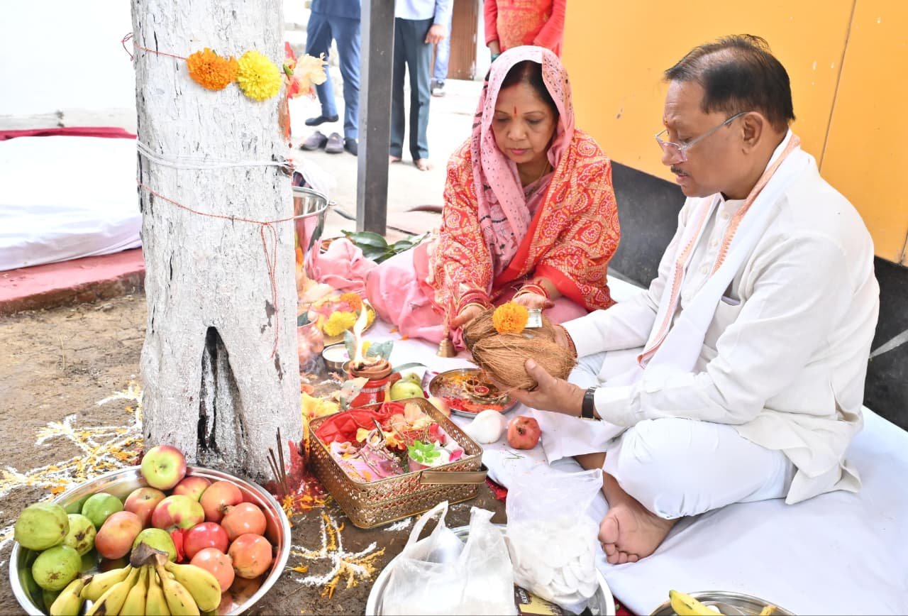 Chief Minister Vishnu Dev Sai performed puja on Amla Navami and prayed for the happiness, prosperity and health of the people of the state.