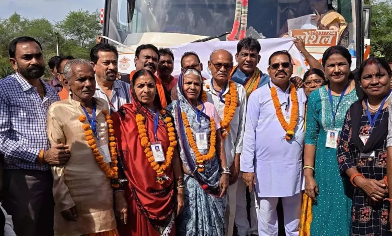 श्रद्धा और उत्साह से भरी तीर्थयात्रा — महासमुंद जिले से 323 श्रद्धालु हुए रवाना 1 A pilgrimage filled with devotion and enthusiasm – 323 pilgrims depart from Mahasamund district