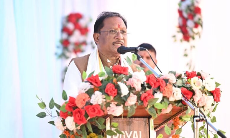 बस्तर में माओवादियों का बड़ा आत्मसमर्पण, ₹66 लाख के इनामी 51 युवक लौटे लोकतंत्र की राह पर 1 Major Maoist surrender in Bastar; 51 youths carrying rewards of ₹66 lakh return to the path of democracy