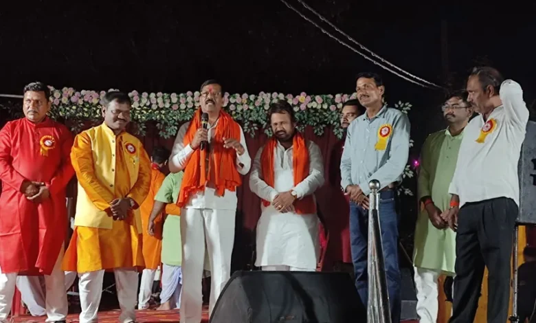 रायपुर के सड्ढू छठ घाट में व्रतियों ने अस्ताचलगामी सूर्य को दिया अर्घ्य…पूर्व और वर्तमान विधायक भी हुए शामिल 1 At Raipur's Saddhu Chhath Ghat, devotees offered prayers to the setting sun.