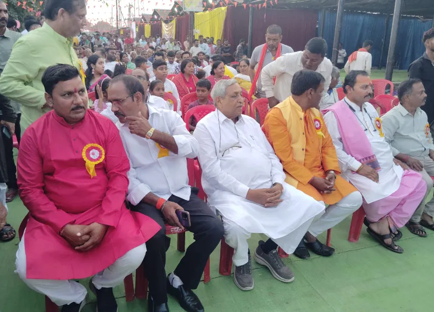 रायपुर के सड्ढू छठ घाट में व्रतियों ने अस्ताचलगामी सूर्य को दिया अर्घ्य…पूर्व और वर्तमान विधायक भी हुए शामिल 2 At Raipurs Saddhu Chhath Ghat devotees offered prayers to the setting sun.02