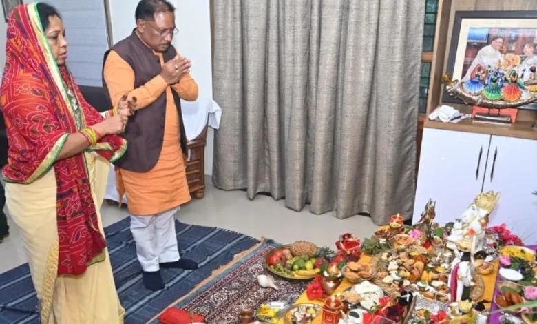 मुख्यमंत्री विष्णु देव साय ने की गोवर्धन पूजा, प्रदेश की सुख-समृद्धि और खुशहाली की कामना 1 Chief Minister Vishnu Dev Sai performed Govardhan Puja.