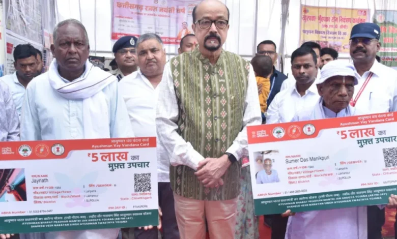 रायपुर : राज्यपाल रमेन डेका ने पीएम आवास योजना के हितग्राहियों को किया सम्मानित 1 Raipur Governor Ramen Deka gave status to the beneficiaries of housing scheme.