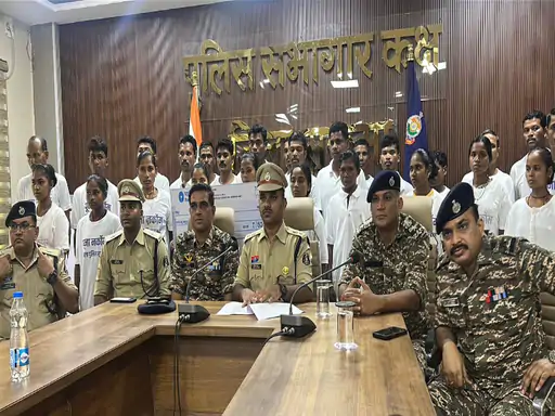 नक्सलवाद को बड़ा झटका: छत्तीसगढ़ में 100, महाराष्ट्र में 61 नक्सलियों ने डाला हथियार 1 Major blow to Naxalism: 100 Naxalites surrender in Chhattisgarh, 61 in Maharashtra