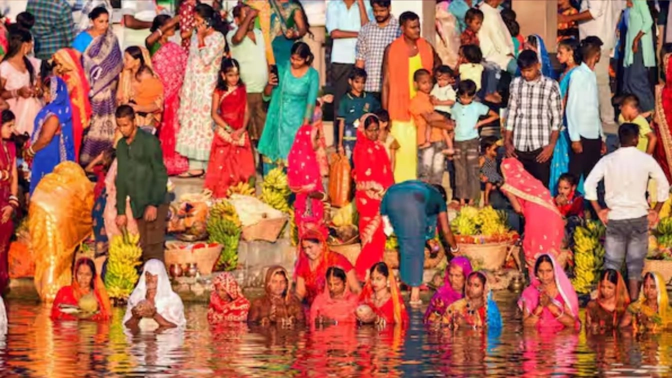 Chhath festival celebrated with great enthusiasm across the country, devotion and faith overflowed at Mahadev Ghat.