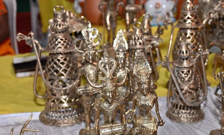 छत्तीसगढ़ राज्योत्सव में शिल्पग्राम बना आकर्षण का केंद्र, लोककला और हस्तकला की झलक खींच रही भीड़ 1 Shilpgram became the center of attraction in Chhattisgarh State Festival, glimpse of folk art and handicrafts attracted the crowd.