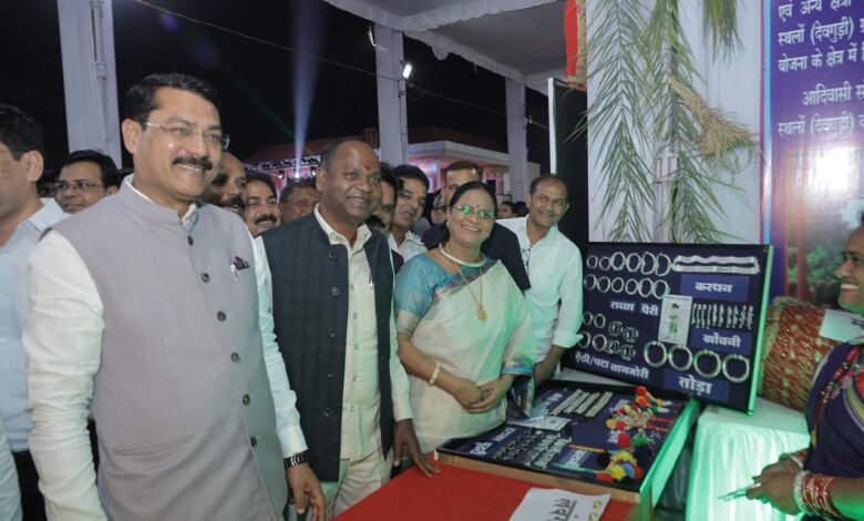 कोरबा में रजत महोत्सव पर राज्योत्सव की धूम, पारंपरिक रंगों में रंगा अंबेडकर ओपन थियेटर मैदान 1 State festival celebrated with great enthusiasm on Silver Jubilee in Korba, Ambedkar Open Theatre ground painted in traditional colours