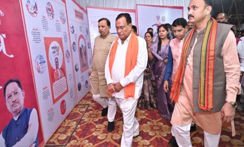 An attractive photo exhibition was organised in Balodabazar on the occasion of the silver jubilee of Chhattisgarh State Festival, attracting people's attention.