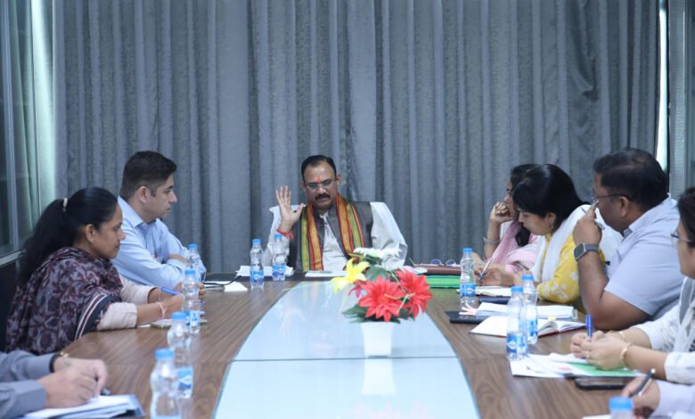 Health Minister reviews health department in Mantralaya, stresses on better services and implementation of schemes