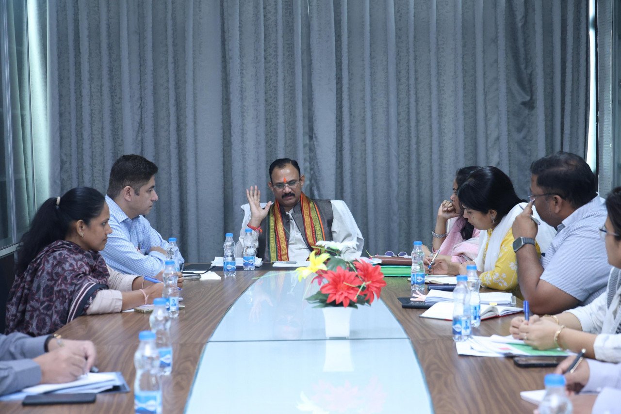 Health Minister reviews health department in Mantralaya, stresses on better services and implementation of schemes