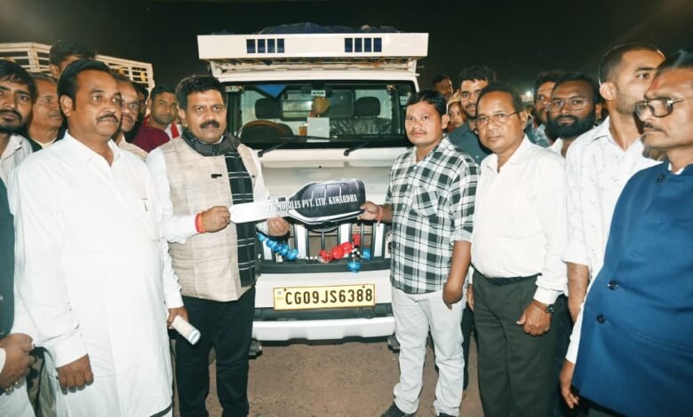 छत्तीसगढ़ राज्योत्सव पर उपमुख्यमंत्री विजय शर्मा ने विभागीय स्टॉलों का निरीक्षण किया, मत्स्य पालकों को मिले पिकअप वाहन 1 Deputy Chief Minister Vijay Sharma inspected departmental stalls on Chhattisgarh State Festival; fish farmers received pickup vehicles.