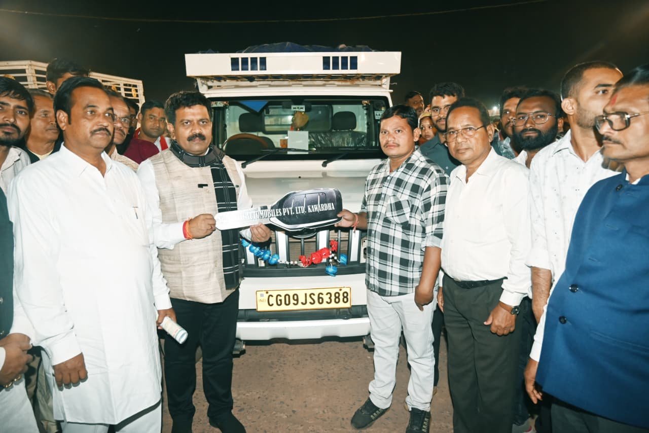 Deputy Chief Minister Vijay Sharma inspected departmental stalls on Chhattisgarh State Festival; fish farmers received pickup vehicles.