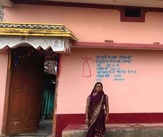 मिट्टी के घर से पक्के आशियाने तक: सुमित्रा की कहानी बनी आत्मनिर्भर ग्रामीण भारत की मिसाल 1 From a mud house to a permanent home: Sumitra's story becomes an example of self-reliant rural India