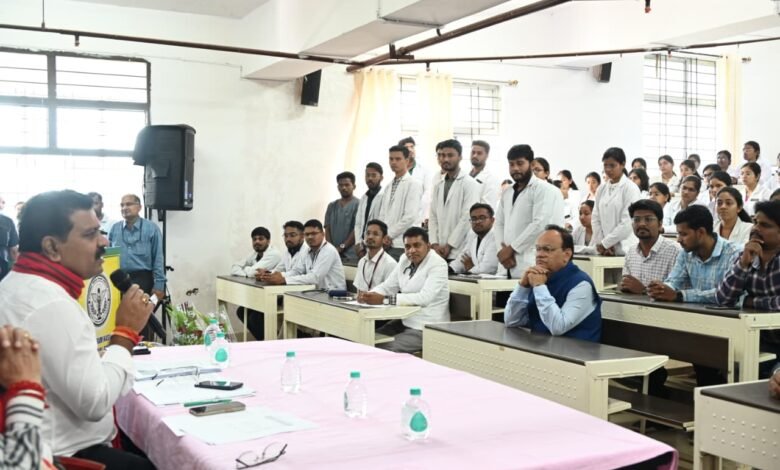 बस्तर में मेडिकल कॉलेज के चिकित्सकों की नई पहल — संवेदनशील ग्रामों में स्वास्थ्य शिविर से बढ़ा जनसंपर्क और सेवा भावना 1 A new initiative by doctors from the Bastar Medical College—health camps in vulnerable villages boost public relations and a spirit of service.