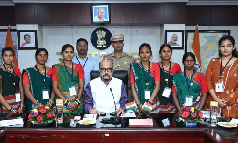 The Governor honored the bright students and lakhpati didis of Sonpuri.