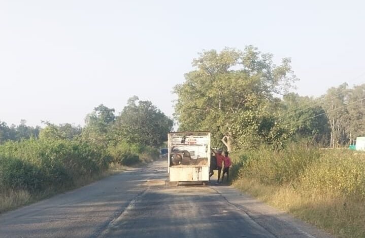 गौरेला-पेंड्रा-बसंतपुर और गौरेला-वेंकटनगर मार्गों पर तेज़ी से चल रहा पेच रिपेयर कार्य 1 Patch repair work is progressing rapidly on the Gaurela-Pendra-Basantpur and Gaurela-Venkatnagar roads.